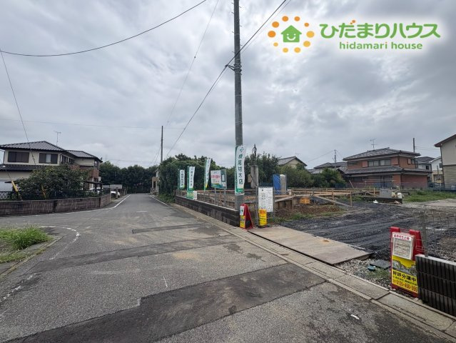 深谷市岡　第15期　新築一戸建て　ワイウッドコート　04の前面道路含む現地写真