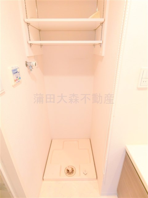 メインステージ西蒲田の設備|棚付きの洗濯機置き場