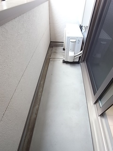 尼崎市東七松町１丁目のアパートのバルコニー