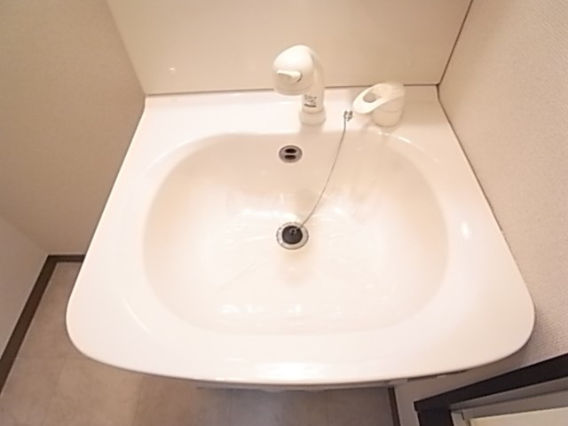 尼崎市東七松町１丁目のアパートの洗面所