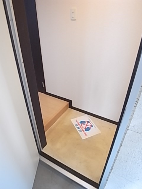 尼崎市東七松町１丁目のアパートの玄関