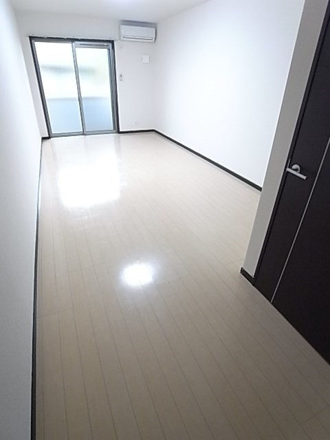 尼崎市東七松町１丁目のアパートの居間・リビング