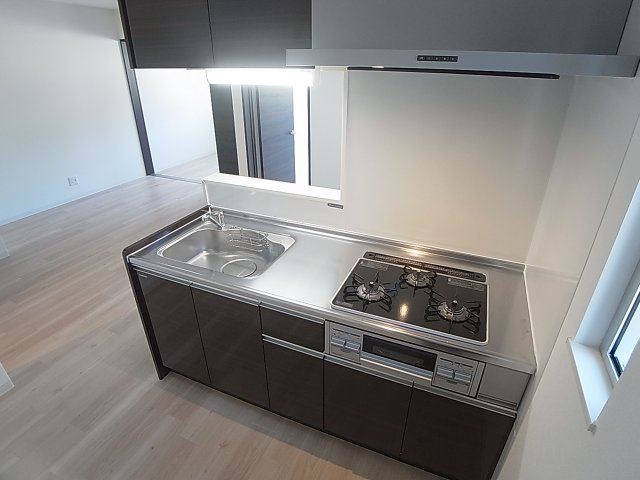 KARIN北神戸のキッチン|カウンターシステムキッチン、3口ガスコンログリル付き