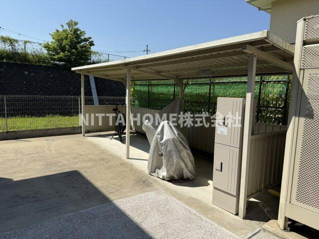 ロザージュシャトレのその他共用部分|屋根付きの駐輪場は無料で使用可能です◎
