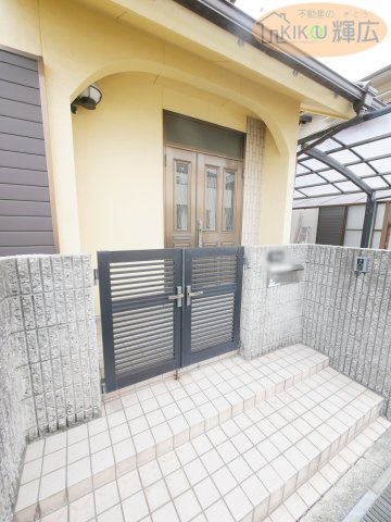 明石市魚住町西岡　中古戸建の玄関