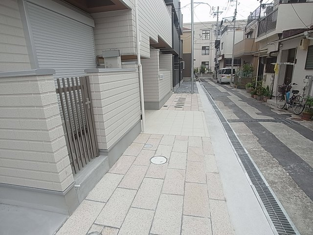 KARIN新長田フロントのその他共用部分|エントランスに自転車置けます