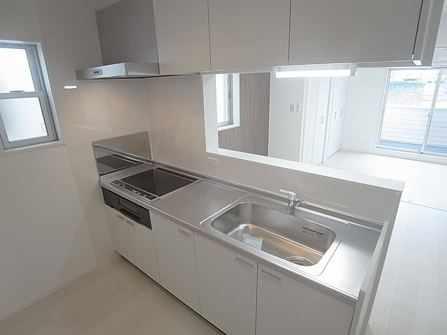 KARIN新長田フロントのキッチン|カウンターシステムキッチン、IHコンログリル付