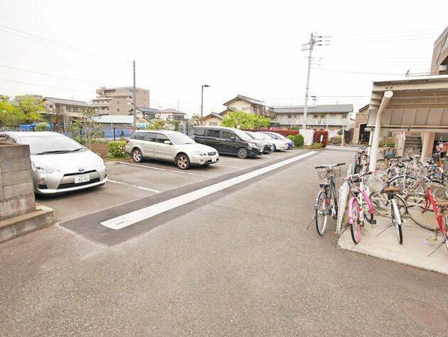 オクラファーム府中の駐車場