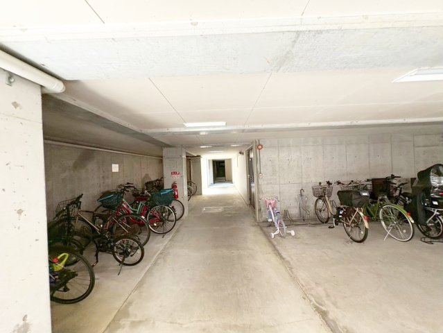 セルヴィオ４番館の駐輪場|駐輪場は屋根付きなので雨から自転車を守れる！(2026年8月撮影)
