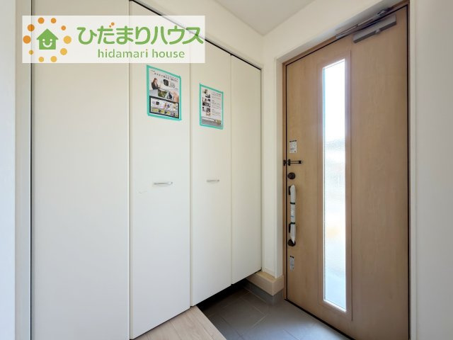 【玄関】 | 土浦市小松第7　新築戸建　1号棟 | 小窓が付いているドアなので明るいスペースになっています♪