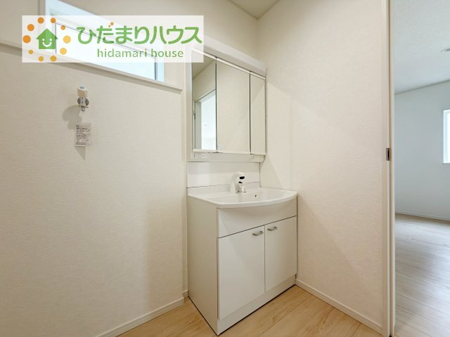 【独立洗面台】 | 土浦市小松第7　新築戸建　1号棟 | 三面鏡の大きな鏡は憧れます(^^♪
鏡の後ろは収納となっていて、細かいものでも収納できるのでスッキリと整理できます！