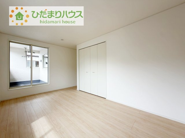 【寝室】 | 土浦市小松第7　新築戸建　1号棟 | バルコニーに面していて、たっぷり光りの入る明るい主寝室です！