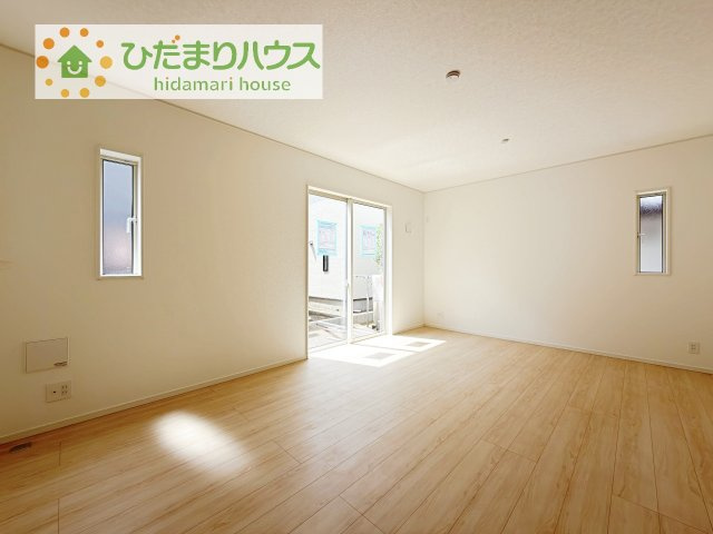 【居間・リビング】 | 土浦市小松第7　新築戸建　1号棟 | リビングの大きな窓からは、暖かな日の光が降り注ぎます・・・