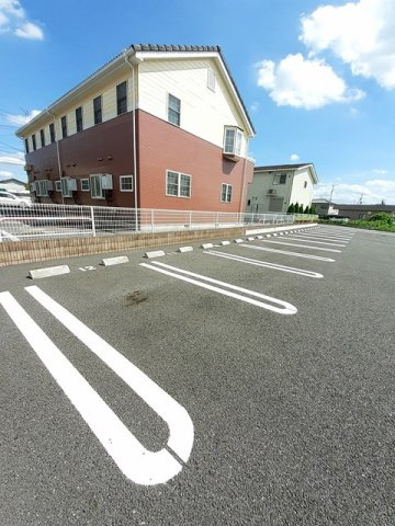 【駐車場】 | Ａｍａｚｉｎｇ　ＳｑｕａｒｅＤ | 駐車場があるので、車を買う予定の方も安心です