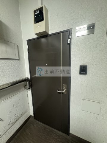信越ビルの玄関