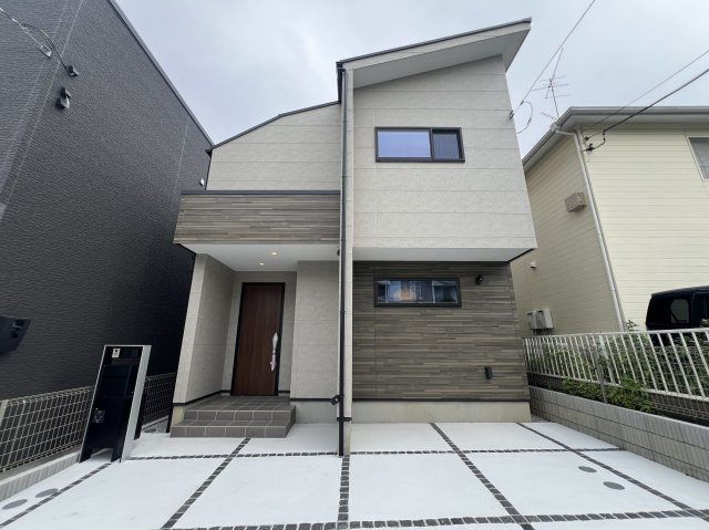 陽光が差し込み、静けさに満たされる洋光台の邸宅。南側へと広がる眺望と穏やかな陽光を取り込む伸びやかな設計。落ち着いた街並みに調和するデザイナーズシリーズ。な【磯子区洋光台2丁目新築戸建】の外観|おしゃれな外観です