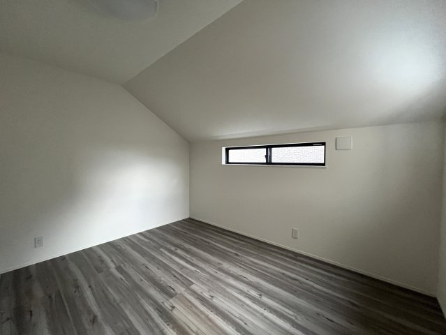陽光が差し込み、静けさに満たされる洋光台の邸宅。南側へと広がる眺望と穏やかな陽光を取り込む伸びやかな設計。落ち着いた街並みに調和するデザイナーズシリーズ。な【磯子区洋光台2丁目新築戸建】の洋室|明るい洋室です