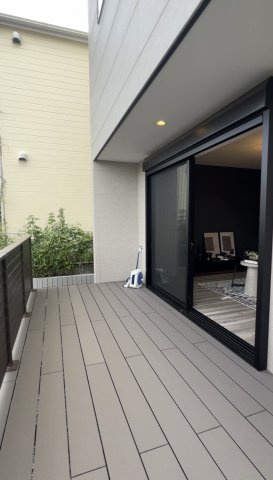 陽光が差し込み、静けさに満たされる洋光台の邸宅。南側へと広がる眺望と穏やかな陽光を取り込む伸びやかな設計。落ち着いた街並みに調和するデザイナーズシリーズ。な【磯子区洋光台2丁目新築戸建】のバルコニー