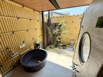 【浴室】 | 御崎６丁目　中古戸建 | 露天風呂あります！日本式庭園を眺めながらゆっくりと露天風呂をお楽しみください♪