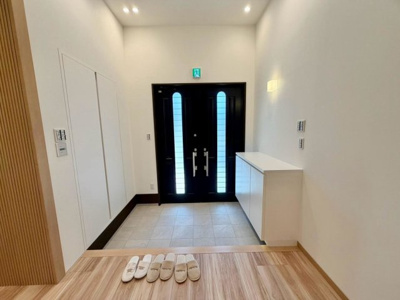 【玄関】 | 御崎６丁目　中古戸建 | ゆとりのある玄関です！シューズボックスや物入があるので、玄関周りもすっきり片付きますね！
