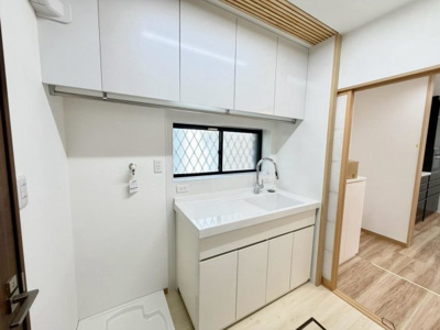 【ランドリースペース】 | 御崎６丁目　中古戸建 | 窓付きのランドリールームです。床下収納も完備で充実しています。