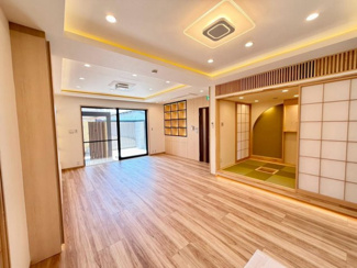 【居間・リビング】 | 御崎６丁目　中古戸建 | 大阪メトロ四ツ橋線「住之江公園」駅まで徒歩６分・南海本線「住ノ江」駅まで徒歩１５分！毎日の通勤や通学に便利です♪忙しい朝や遅い帰宅時にも安心ですね♪