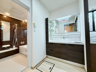 【独立洗面台】 | 御崎６丁目　中古戸建 | 身だしなみを整えるのに重宝するシャワー付きの洗面台です♪洗面台に収納もあるため、整頓しやすいですね！