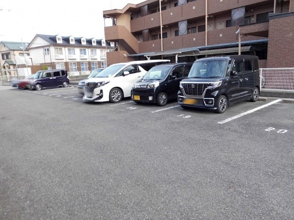 プラザハイツ二ツ屋B棟の駐車場