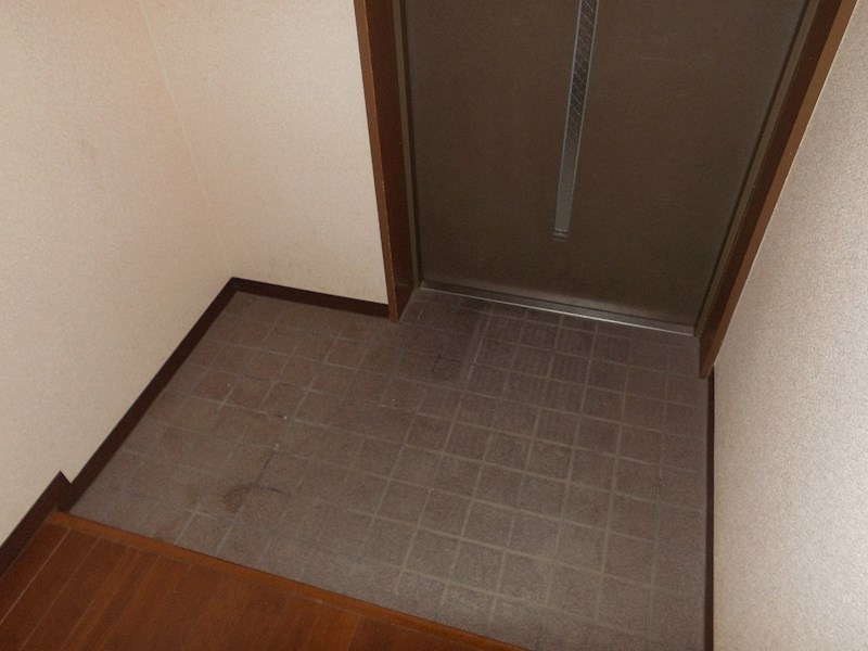 プラザハイツ二ツ屋B棟の玄関