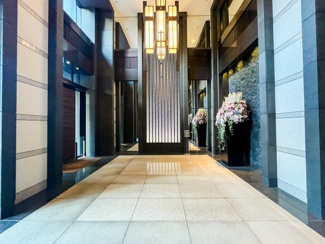 【エントランス】 | GLOBAL FRONT TOWER | 2層吹き抜けのエントランスホール。まるで海外ホテルのような開放感と格式を感じさせる佇まいです。