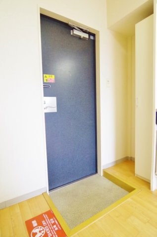 レオパレスシャルマン北越谷の玄関
