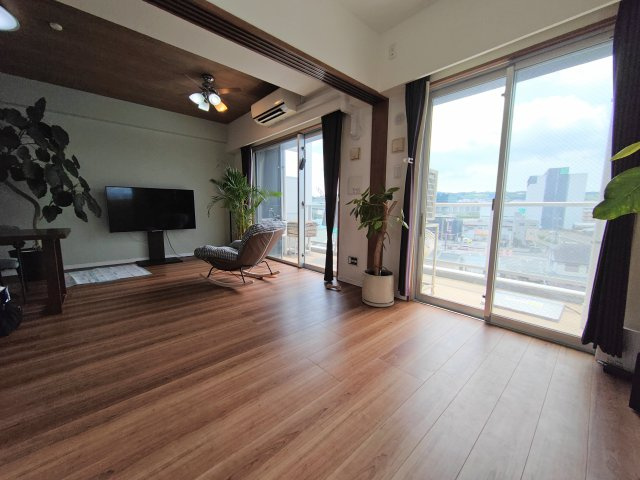 ファインスクェア静岡駿河６階　静岡市駿河区中吉田の居間・リビング|最上階なので眺望もいいですね。