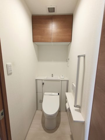 ファインスクェア静岡駿河６階　静岡市駿河区中吉田のトイレ|造り付けの収納は助かりますね。