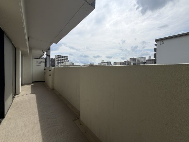 アンピール東公園Ⅱのバルコニー|【バルコニー】気持ちのいい空が見渡せる広いバルコニー。爽やかな風を感じて、心躍る素敵な暮らしがはじまります。