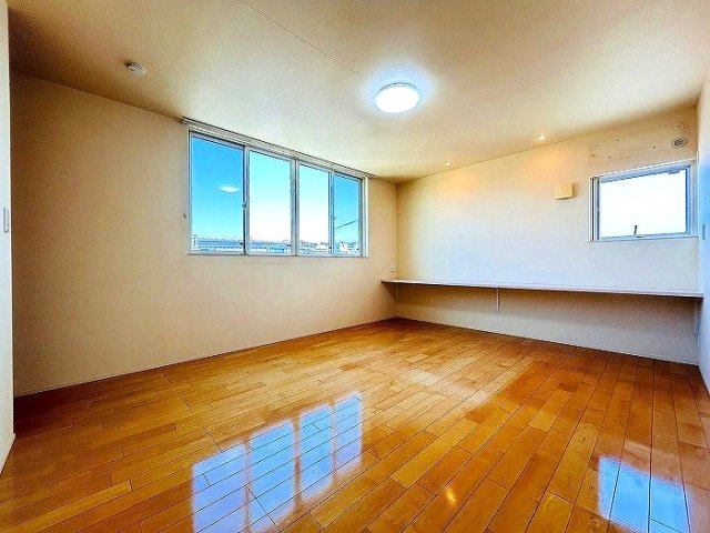 熱田区二番二丁目　売戸建の洋室|広さ約10帖の洋室は大きなベッドも置けるので寝室にもぴったりです！