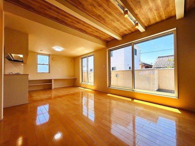 熱田区二番二丁目　売戸建の居間・リビング|LDKはゆとりある約20帖！リラックスできる居心地の良さを演出します。