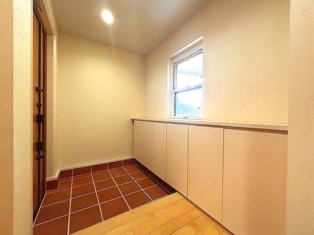 熱田区二番二丁目　売戸建の玄関|大型のシューズボックスは家族みんなの靴をすっきり収納できいつも片付いた状態を保てます。