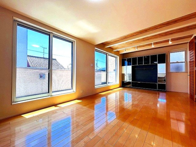 熱田区二番二丁目　売戸建の居間・リビング|日中はカーテンを開けて自然な光を取り込みリラックスして過ごしたいですね♪
