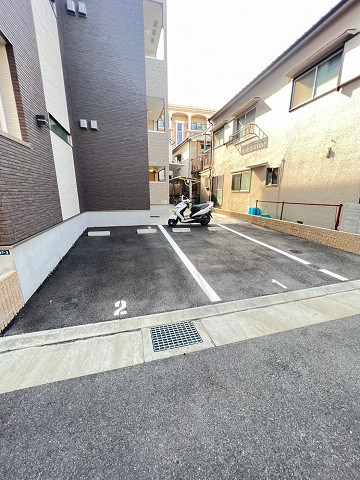 尼崎市南塚口町８丁目のアパートの駐車場