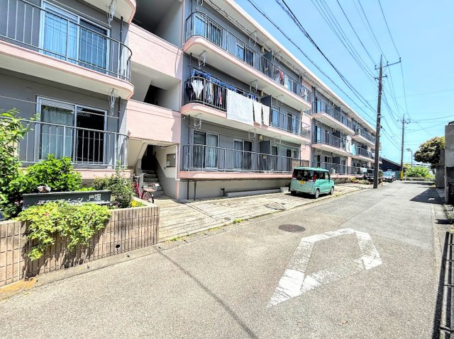 スカイヴィレッジ戸塚の外観|◆清潔感のある白を基調とした落ち着ける空間。小窓をもうけていますので、こもりやすい空気の入れ替えも簡単に行えますね！