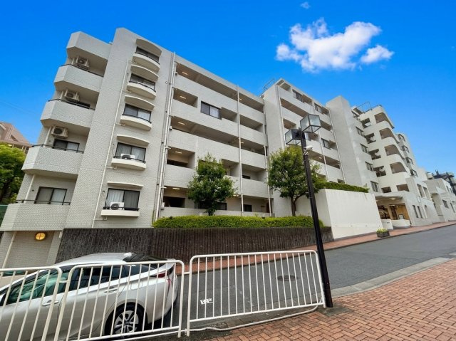 ヒルズ上大岡ガーデニアの外観|ヒルズ上大岡ガーデニアの近隣には市立桜岡小学校、市立南が丘中学校があります。徒歩3分ほどの場所には大型スーパーもありますので、日常の買い物にも大変便利な立地です。