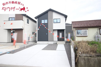 【外観】 | 明健小学校・明健中学校区　郡山市富久山町　-リガーレⅡ-　８期　全４棟　１号棟 | 駐車スペース３台以上の広々とした敷地です♪　外水道もついていますので洗車に便利！