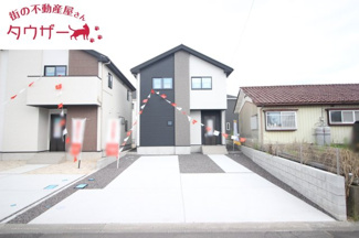 【駐車場】 | 明健小学校・明健中学校区　郡山市富久山町　-リガーレⅡ-　８期　全４棟　１号棟 | 駐車スペース３台以上の広々とした敷地です♪　外水道もついていますので洗車に便利！