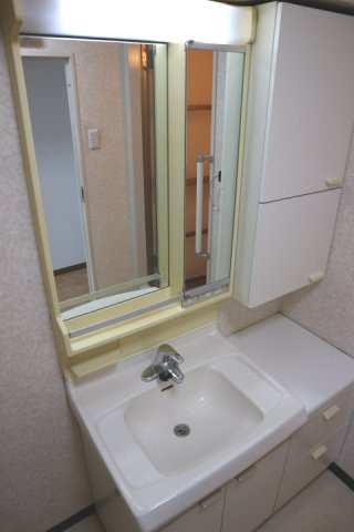 【洗面所】 | エリントンヒル国府台 | 嬉しい独立洗面台付きです。