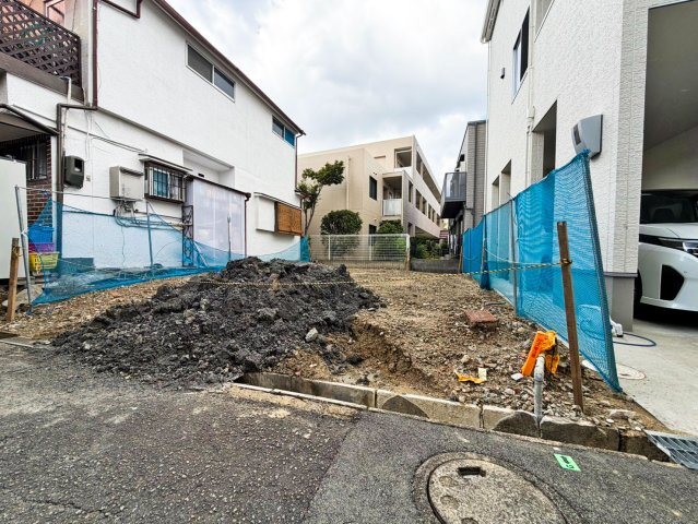リーブルガーデン箕面4丁目新築一戸建て│2SLDK＋駐車1台可の外観|省エネ性能に配慮したBELS対応の快適な住まいです。住宅性能評価6項目で最高等級を取得しており、住まいの性能面にも配慮。ビルトイン車庫付きで、愛車を雨風から守れます。
