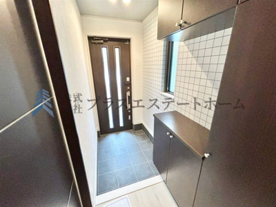 【玄関】 | 垂水区西舞子3丁目戸建 | 広々玄関で来客時も安心♪シューズボックスもあるためたくさんの靴を収納できます♪