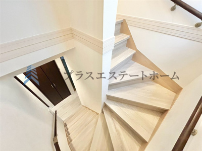 【その他】 | 垂水区西舞子3丁目戸建 | 手すり付きの階段で安心です♪踏み台もきれいに貼り直ししました♪
