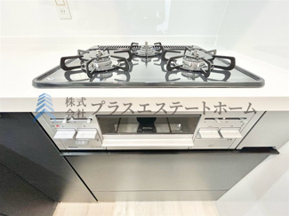 【キッチン】 | 垂水区西舞子3丁目戸建 | 便利な3口コンロが搭載されています♪お弁当と朝食準備、おかずと汁物など、同時調理が捗りそうです♪