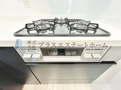 【キッチン】 | 垂水区西舞子3丁目戸建 | 便利な3口コンロが搭載されています♪お弁当と朝食準備、おかずと汁物など、同時調理が捗りそうです♪