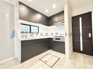 【キッチン】 | 垂水区西舞子3丁目戸建 | L字キッチンは効率的な調理が可能♪作業スペースと収納力が広いため複数人での料理や調理家電の活用にも◎
